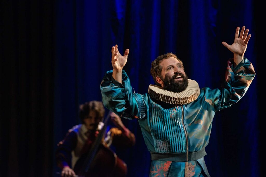 Gregório Duvivier apresenta a comédia “O Céu da Língua” em Goiânia