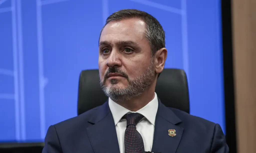 Associação de delegados vê ‘atropelo’ em afastamento de Andrei e defende autonomia para PF