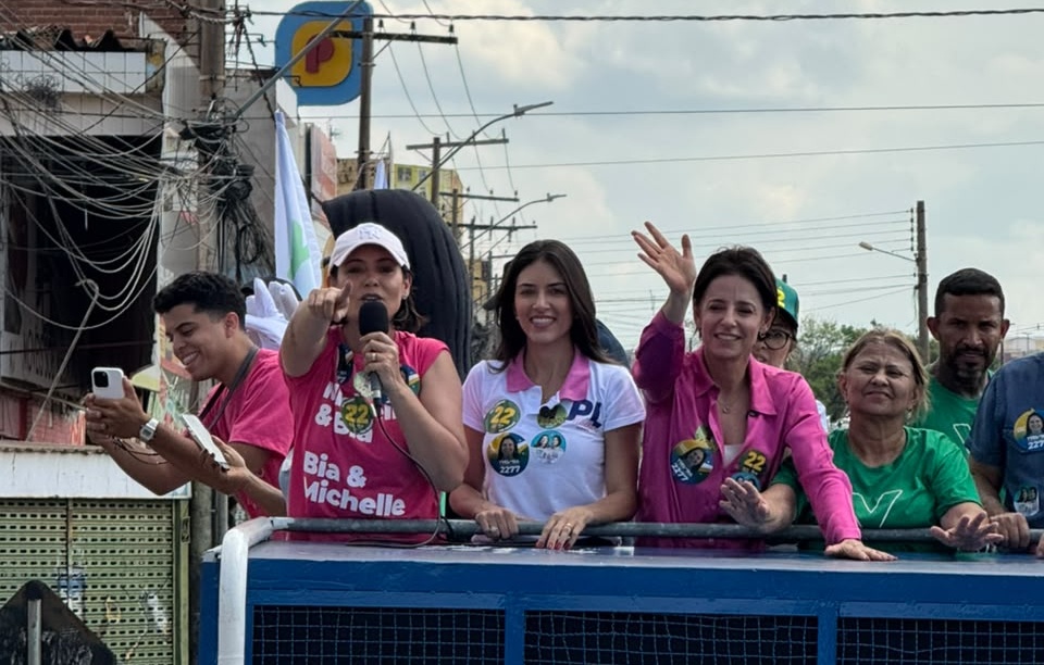 Michelle Bolsonaro faz carreata com Ana Paula Rezende em Valparaíso de Goiás