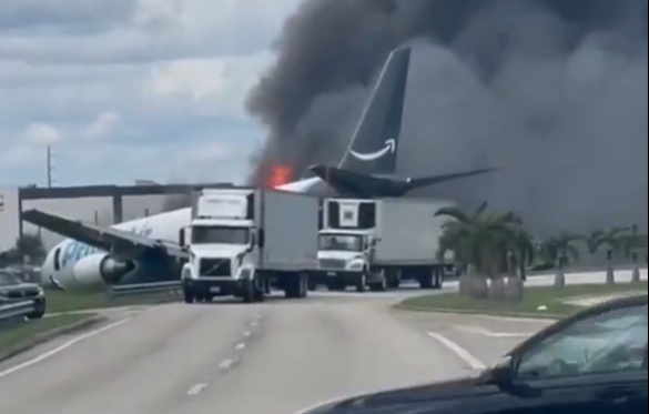 Avião de carga da Amazon sai da pista, se choca com veículos e pega fogo no Aeroporto de Miami
