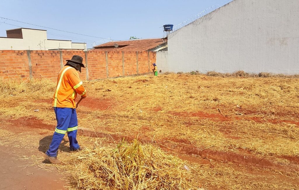 Prefeitura de Goiânia limpa 779 lotes baldios e cobra custo dos proprietários