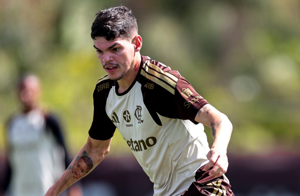 Exames detectam lesão muscular e Ayrton Lucas deve desfalcar o Flamengo na semi da Libertadores