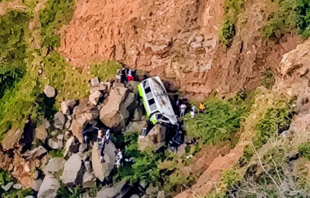 Ônibus com estudantes cai em barranco e deixa ao menos 25 mortos em Cabo Verde