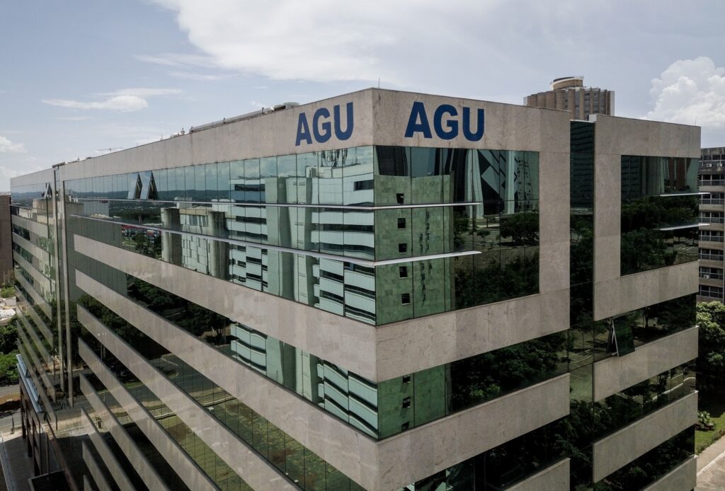 AGU avalia driblar Mendonça com recursos direto a Fachin contra afastamento de diretor da PF
