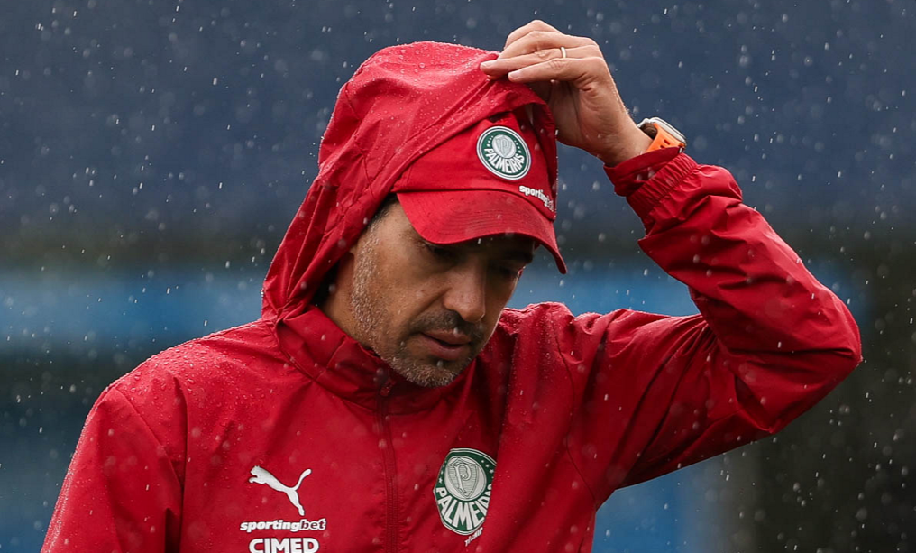 Abel Ferreira leva gancho de 3 jogos por chutar microfone