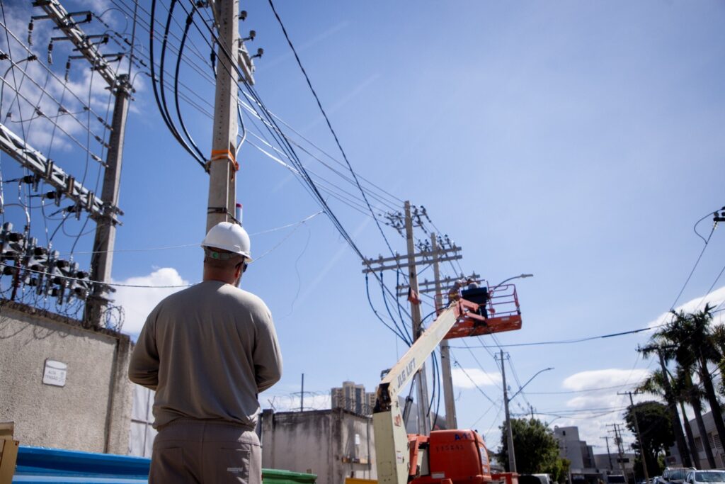 Equatorial Goiás realiza obras de modernização da rede durante desligamento programado