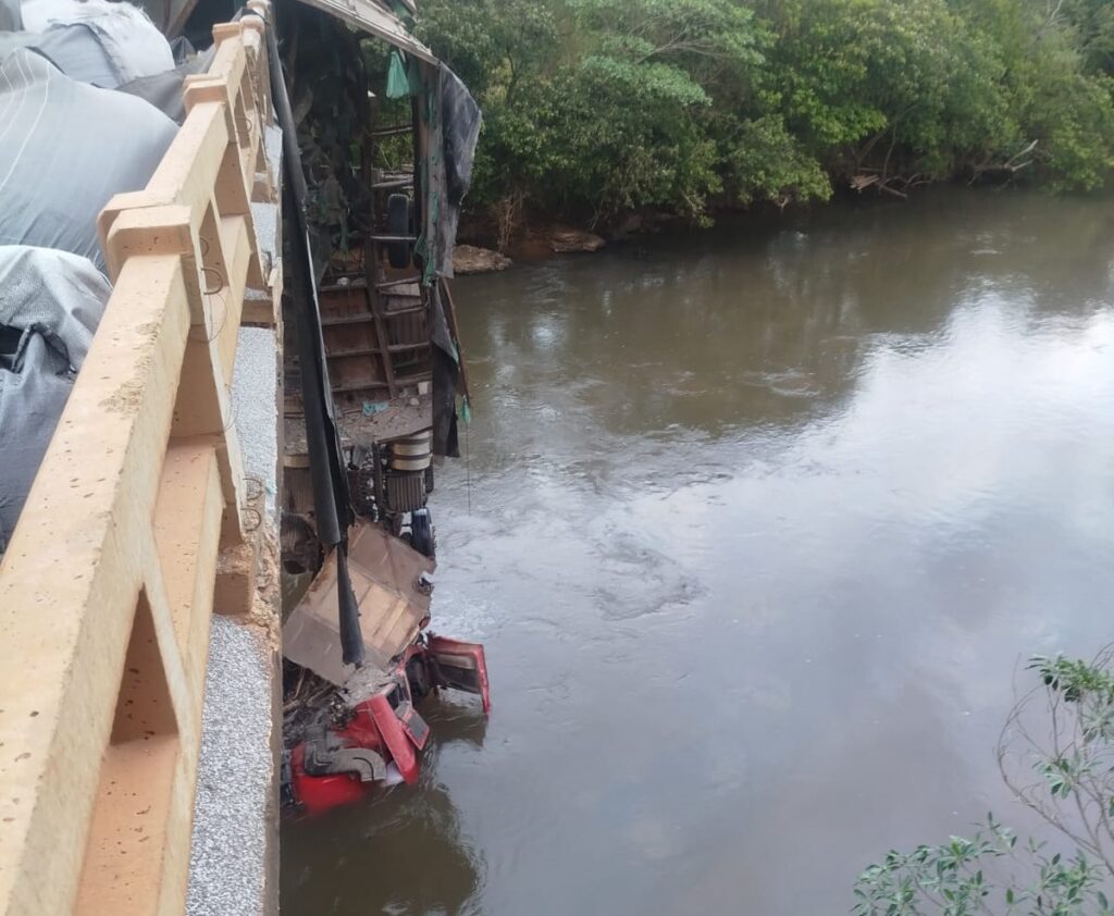 Bombeiros resgatam homem após caminhão tombar sobre ponte na zona rural de Jataí