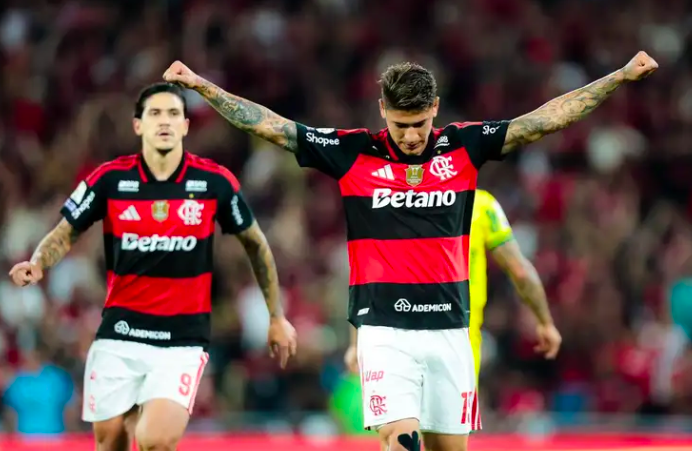 Flamengo bate Mirassol em jogo atrasado e cola no líder Palmeiras