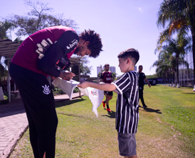 Garoto hostilizado por pedir camisa de Neymar visita CT do Corinthians e conhece jogadores