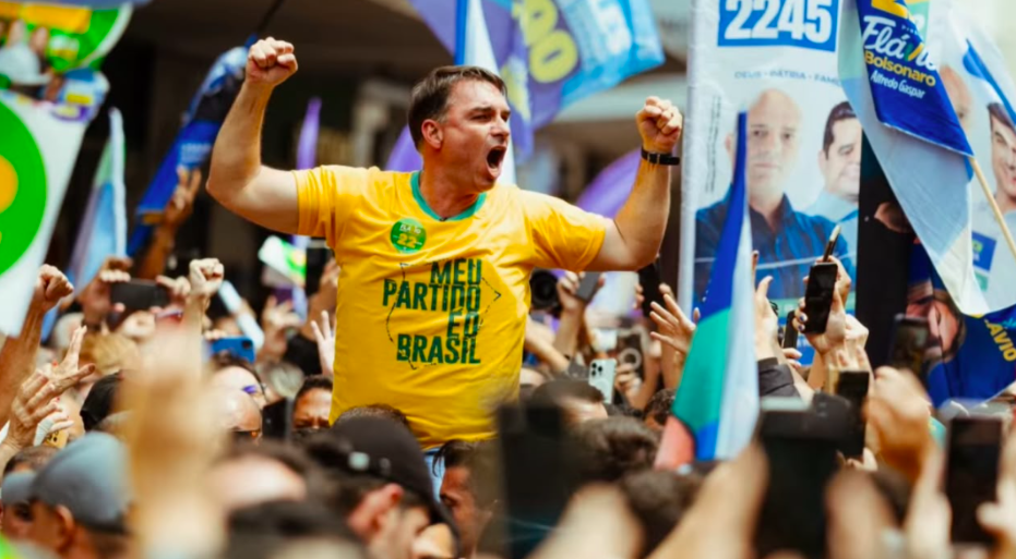 Flávio faz motociata e comício em palco de atentado a Bolsonaro e aproveita para criticar Dino