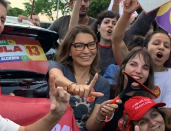 Janja adesiva carros, canta jingle de Lula e ignora perguntas sobre caso Moraes (foto: reprodução x)