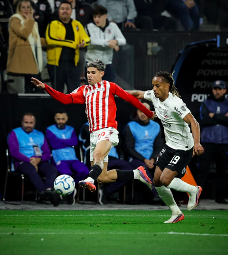 Corinthians sente peso da Libertadores e Memphis sela queda para Estudiantes ao isolar pênalti