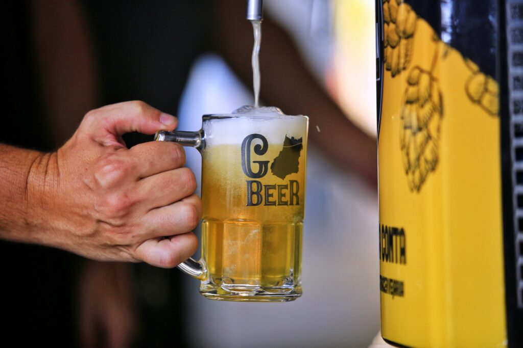 Festival reúne variedade de cervejas artesanais goianas e shows ao vivo em Goiânia