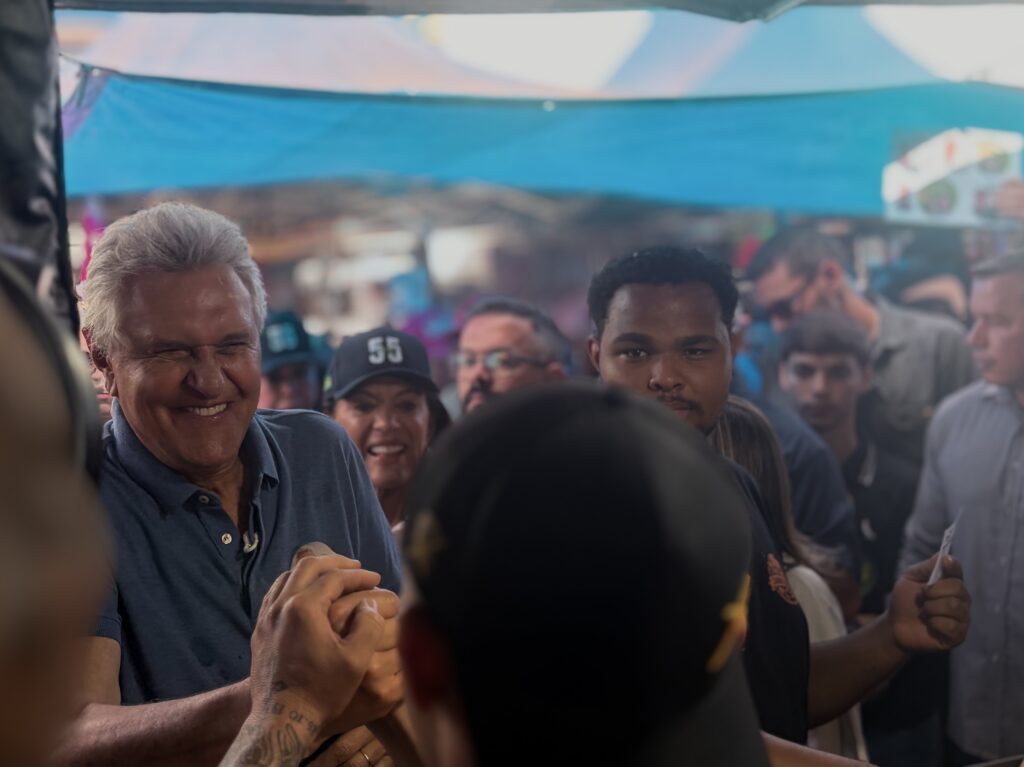 Caiado promete redução da taxa de juros pela metade durante evento em Goiás
