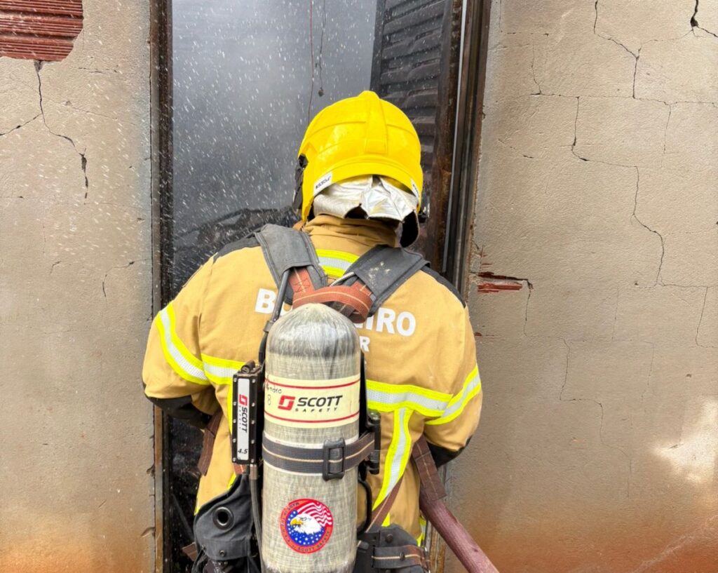 Bombeiros combatem incêndio em residência na cidade de Porangatu