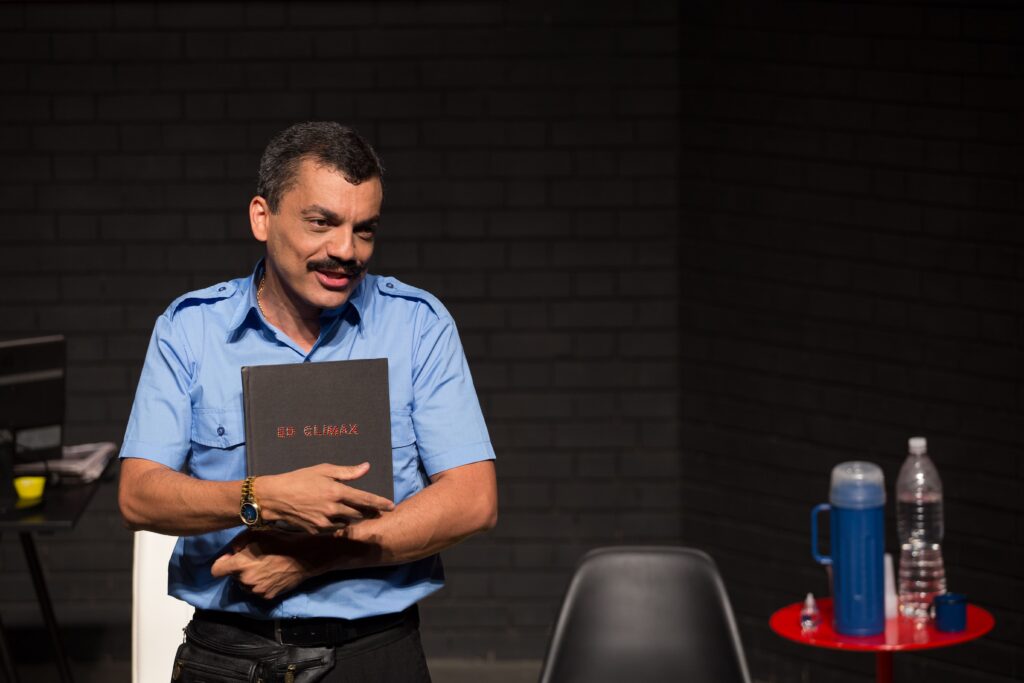 Alexandre Lino chega a Goiânia com “O Porteiro – A Comédia”