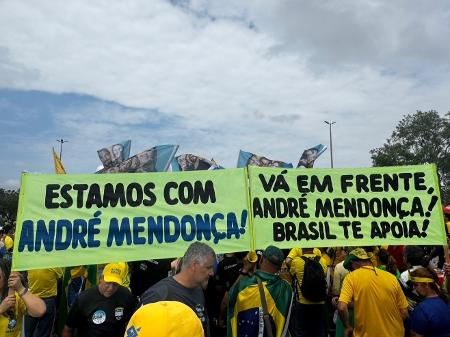 Fora da Esplanada, ato reúne críticas a Lula e Moraes e apoio a Mendonça