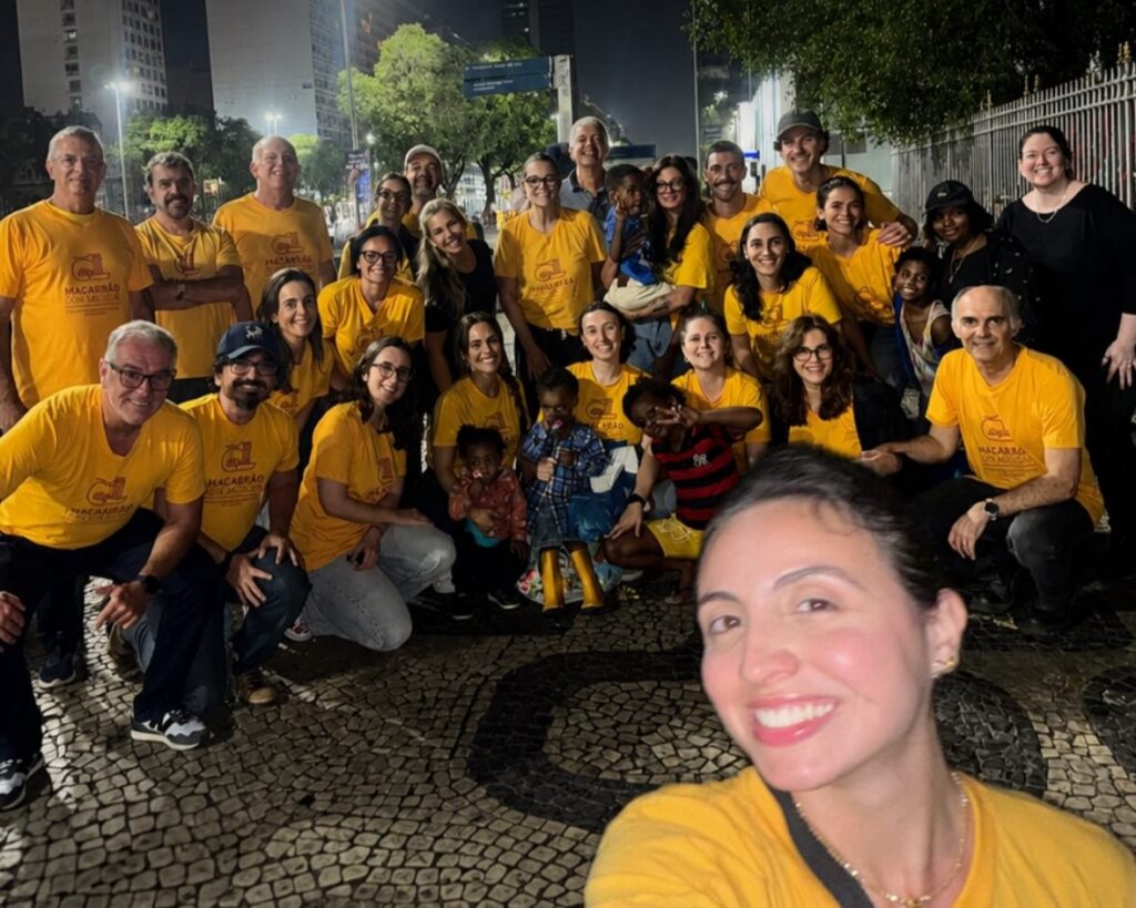 Shawn Mendes e Bruna Marquezine distribuem quentinhas para pessoas em situação de rua no Rio