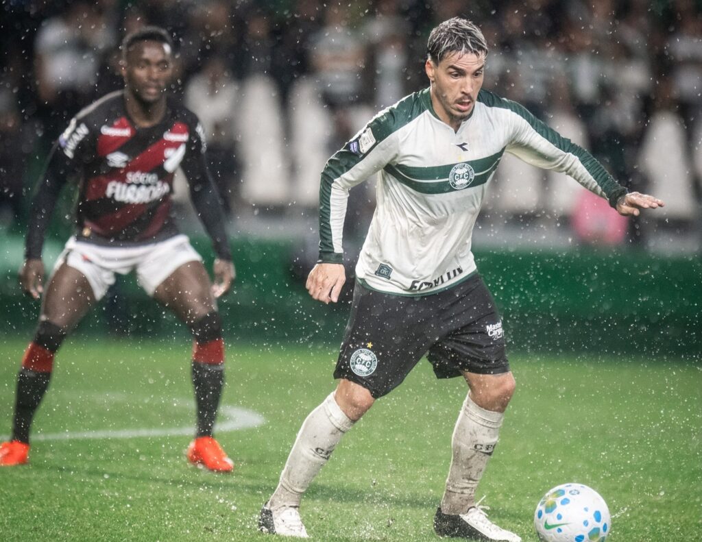 Athletico e Coritiba empatam em jogo com campo alagado e ‘Protocolo Vini Jr.’ no Brasileirão