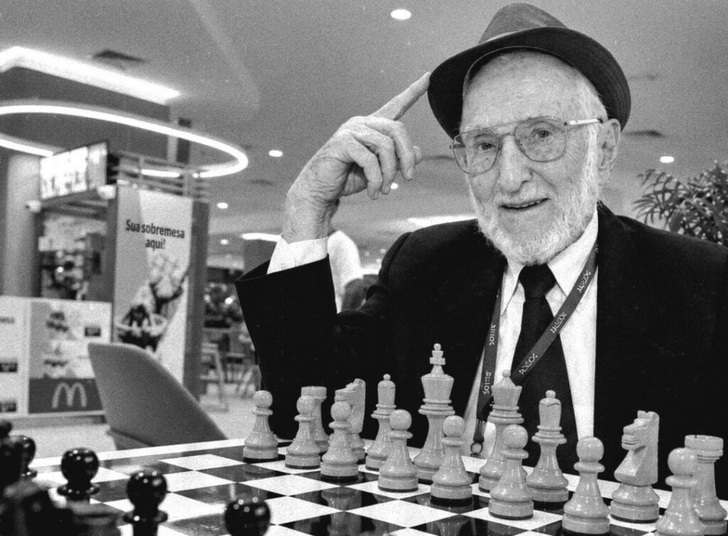 Morre Sr. Dionísio, famoso enxadrista de shopping em Goiânia