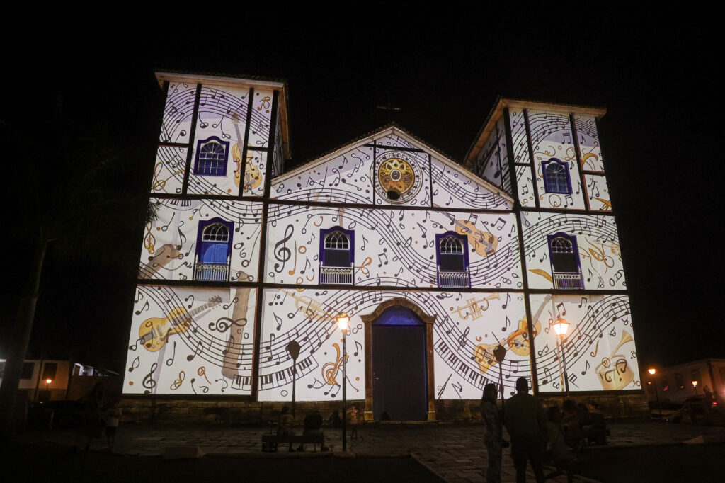 Projeção mapeada transforma fachada da Igreja do Rosário, em Pirenópolis