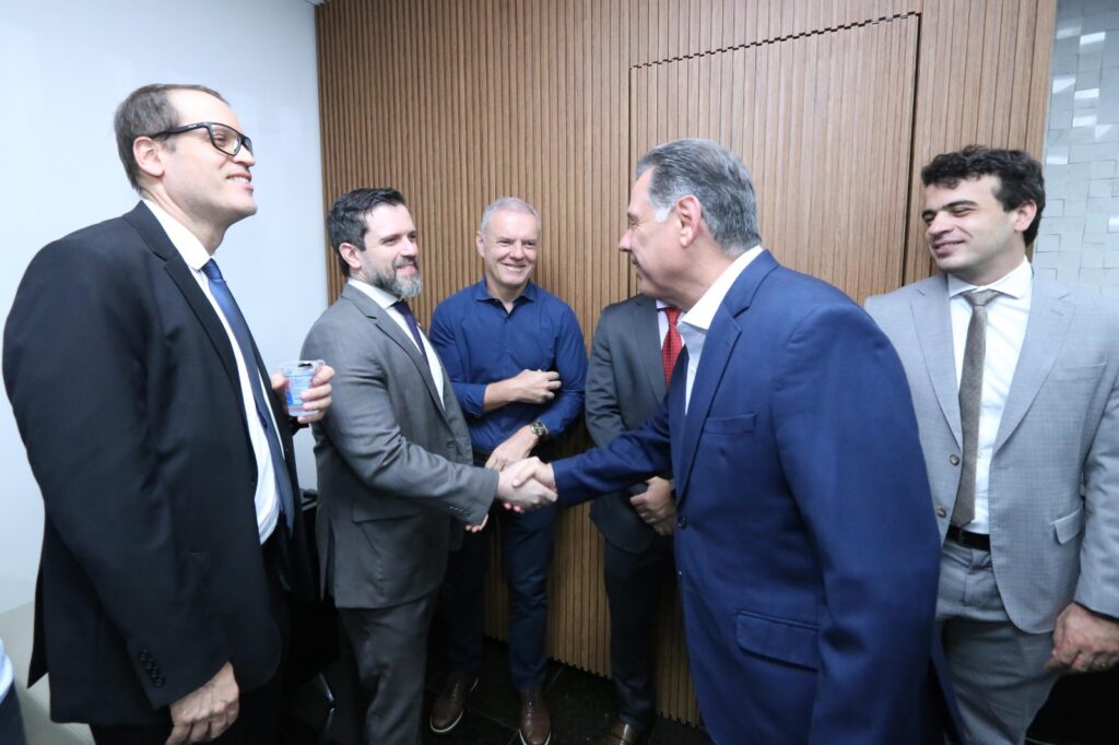 Marconi assina Carta Compromisso da Primeira Infância em visita ao TCM