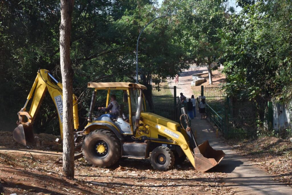 Leandro Vilela acompanha trabalhos de revitalização do  Parque Colina Azul