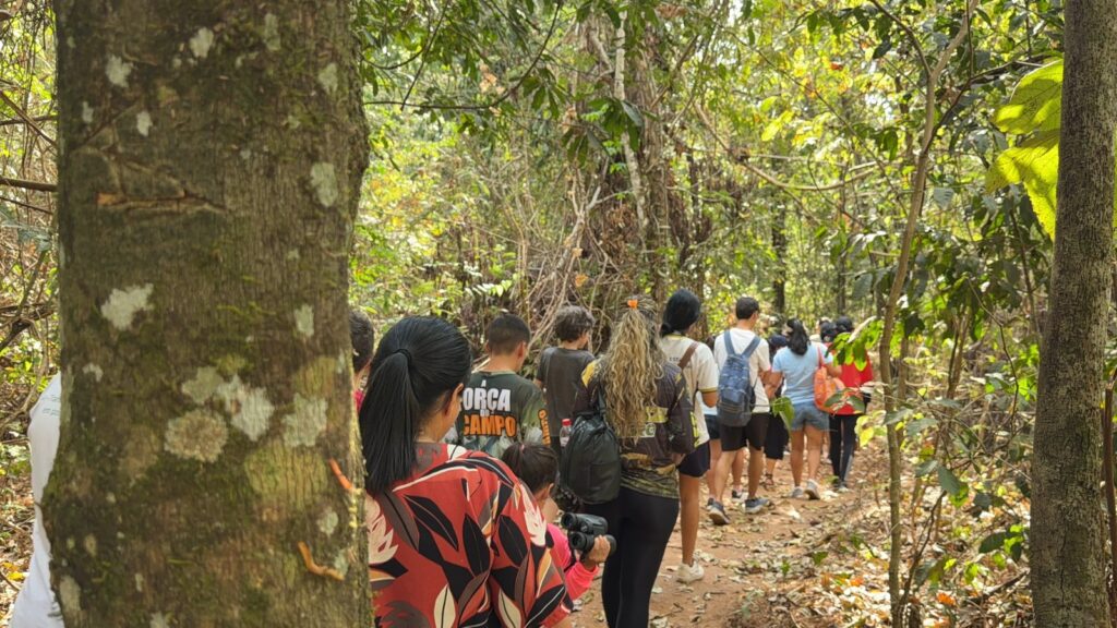 Estudantes com autismo fazem trilha e aprendem sobre animais do Cerrado em parque estadual de Goiás
