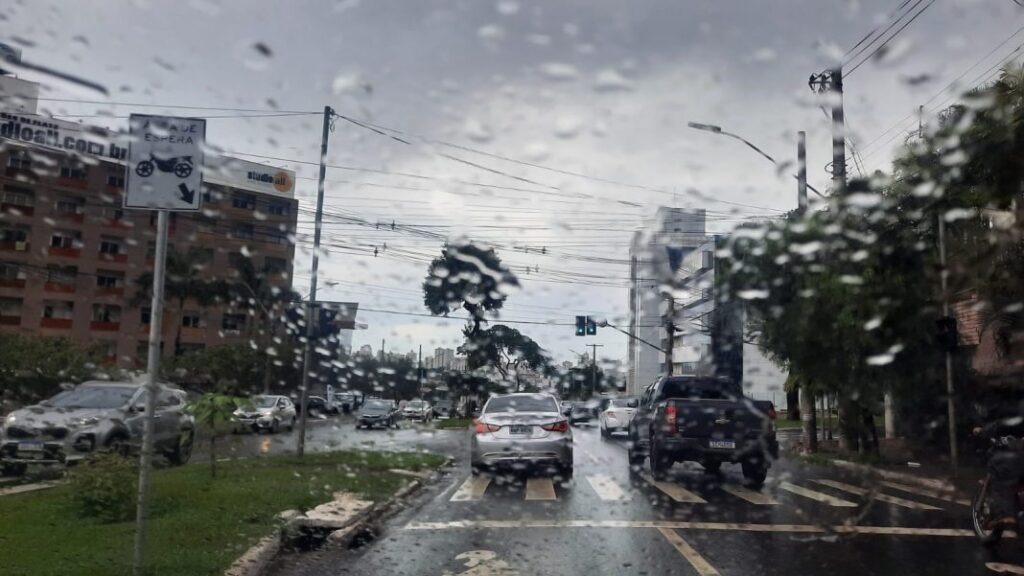 Chuva em Goiânia gera alerta da Defesa Civil para risco de enxurradas, alagamentos e ventos fortes