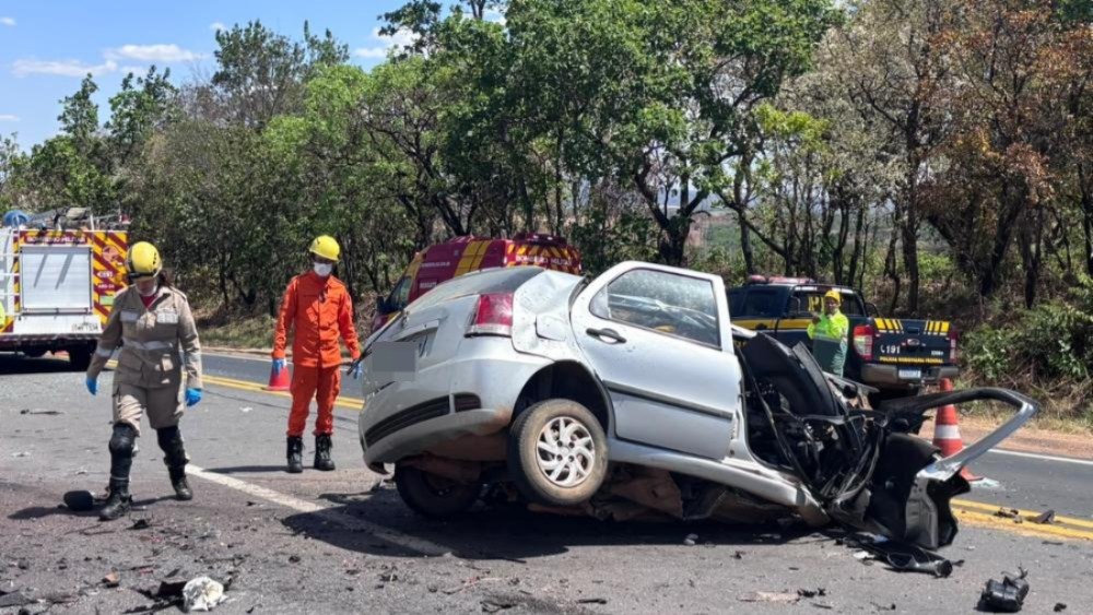 Mulher de 52 anos morre após colisão entre carro e caminhão em Uruaçu