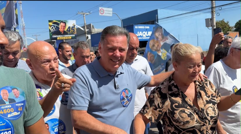 Marconi realiza caminhada em Aparecida de Goiânia