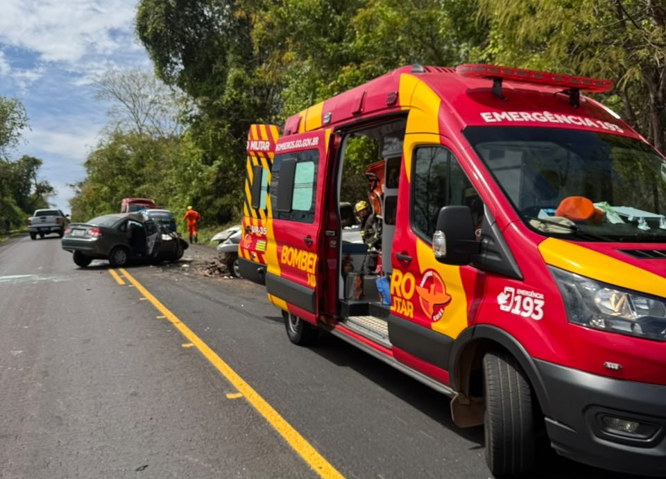 Acidente entre caminhonete e carro deixa um morto e dois feridos na GO-020