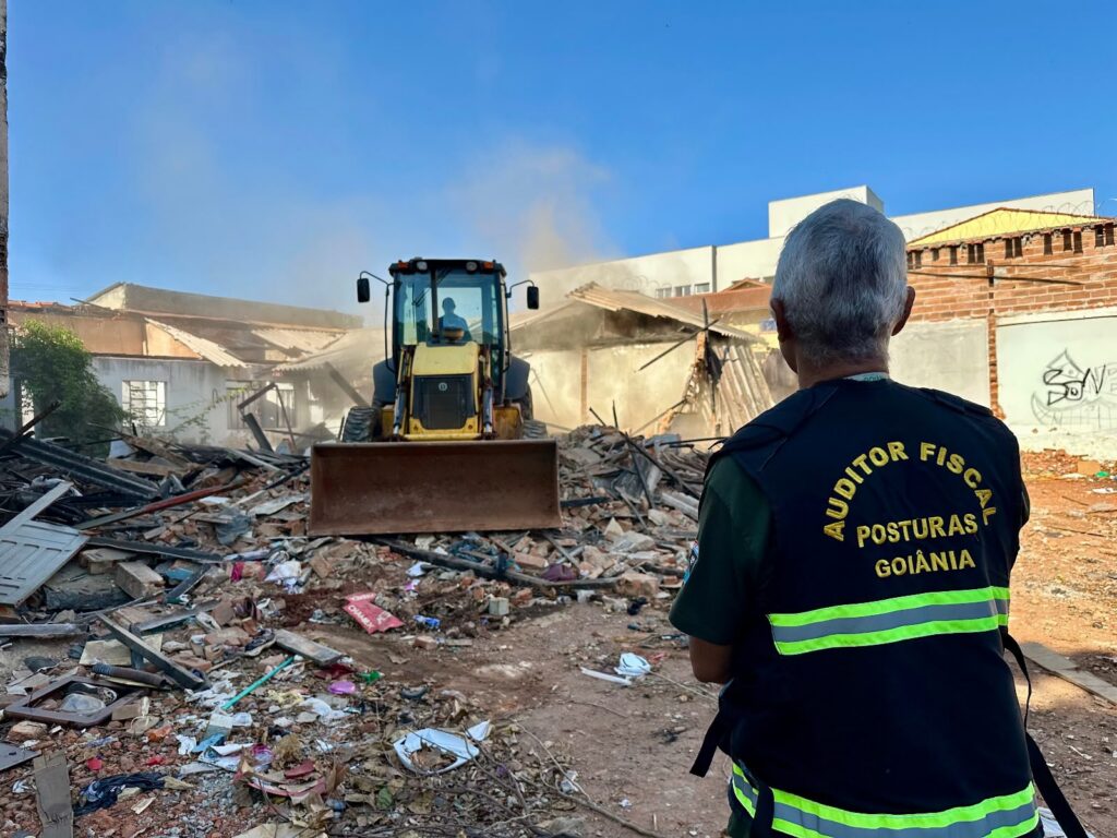 Prefeitura de Goiânia demole imóvel abandonado há mais de 10 anos no Centro (foto: Sefic)