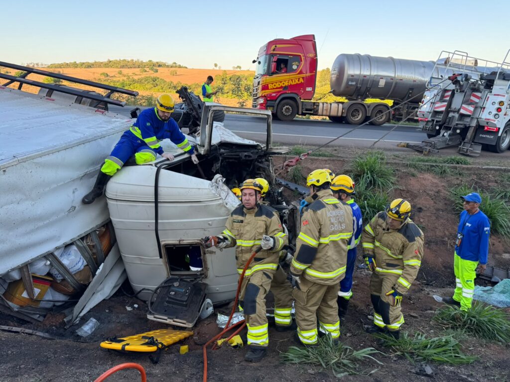 Homem fica preso às ferragens após acidente na BR-153, em Morrinhos (foto: CBMGO)