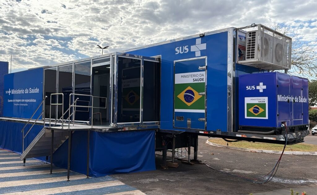 Representantes do Ministério da Saúde visitam carreta de exames de imagem em Rio Verde (foto: Ministério da Saúde)