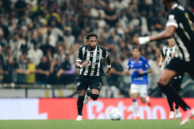 Atlético-MG aproveita expulsão, vira sobre o Cruzeiro e avança às semifinais da Copa do Brasil