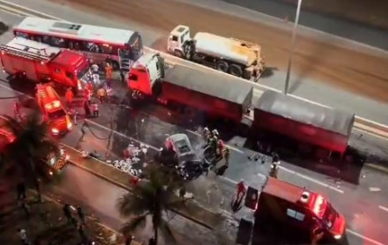 Homem morre em batida envolvendo carro e caminhão na GO-020 em Goiânia
