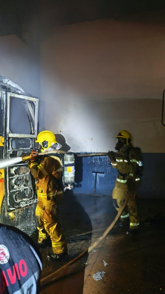 Micro-ônibus é atingido por incêndio na garagem da Secretaria de Obras de Chapadão do Céu