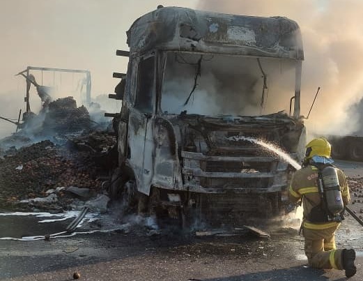 Caminhão pega fogo na divisa entre Goiás e Tocantins