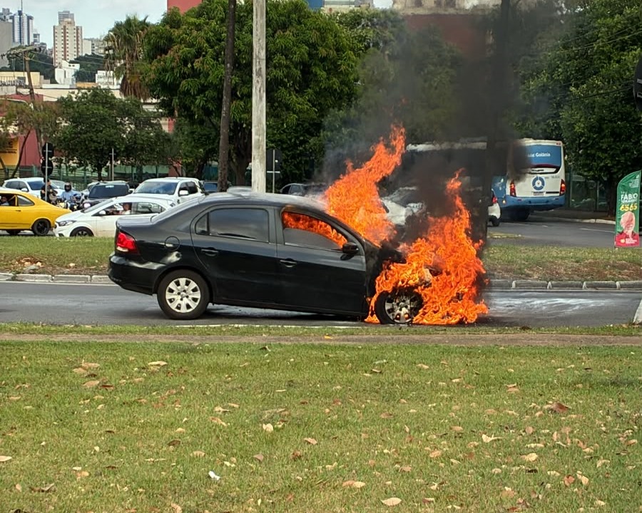 Carro pega fogo na Praça Universitária, em Goiânia