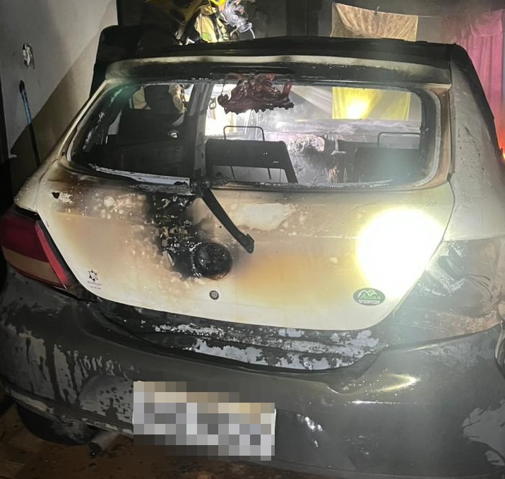 Carro pega fogo dentro da garagem de casa em Rio Verde