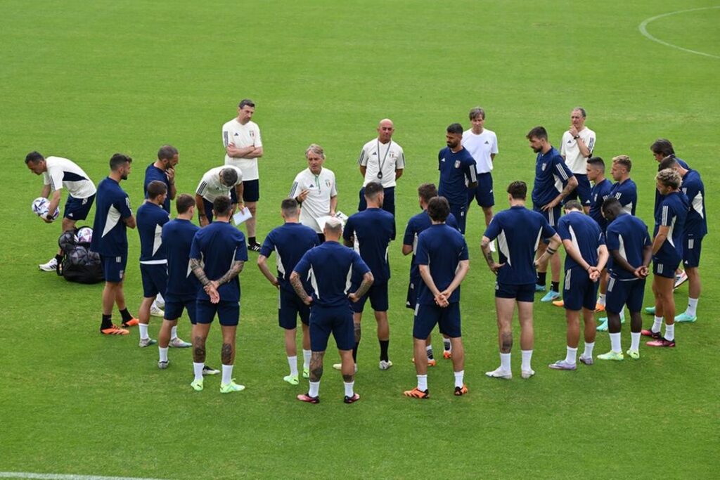 Roberto Mancini anuncia primeira convocação em retorno à seleção italiana