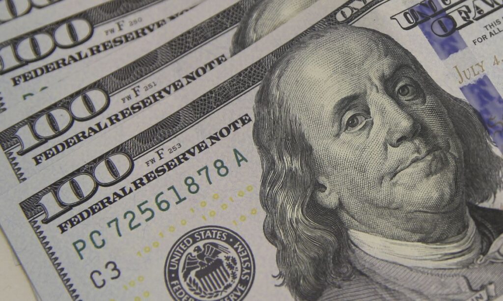 Dólar cai a R$ 5,08 e atinge menor valor em um mês
