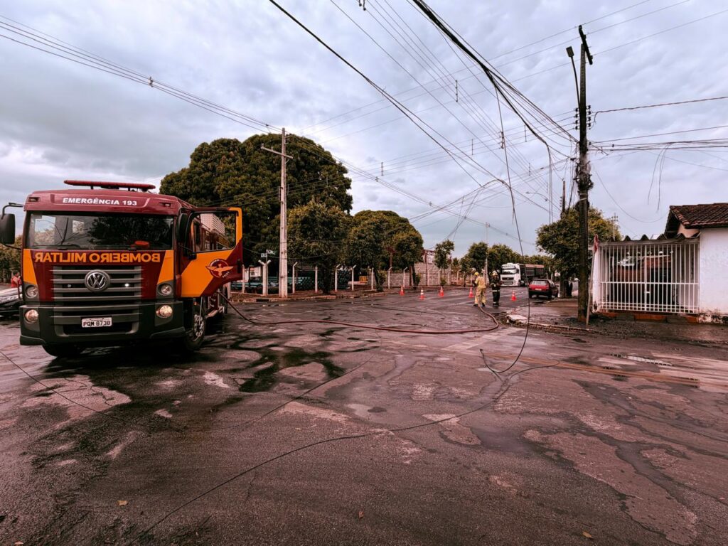 Bombeiros combatem incêndio em fiação de poste de energia em Goianésia