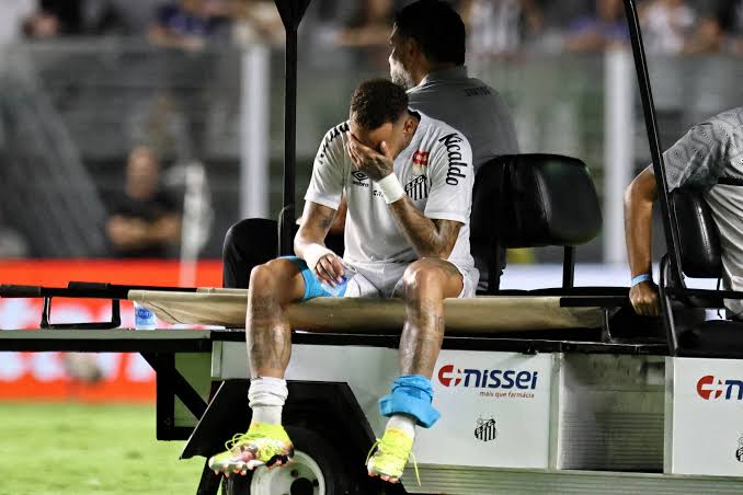 Neymar tem lesão na coxa apontada após exames e desfalca Santos na sequência da temporada
