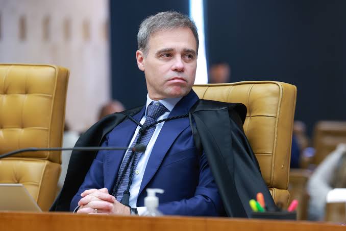 Fachin dá 72 horas para Mendonça responder a pedido da AGU sobre afastamento de diretor da PF