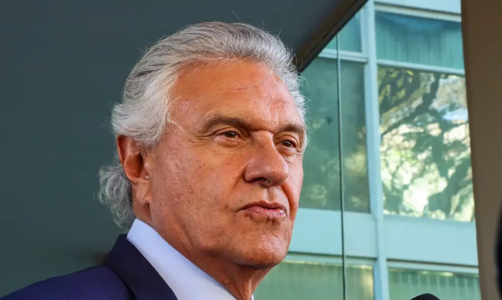 Caiado chama de “golpe à democracia” cancelamento de debate após ausência de Lula e Flávio Bolsonaro