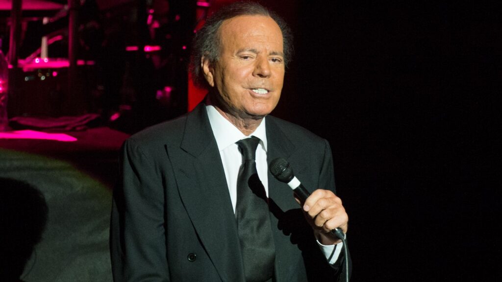 Julio Iglesias é alvo de nova denúncia por agressão sexual e trabalho forçado