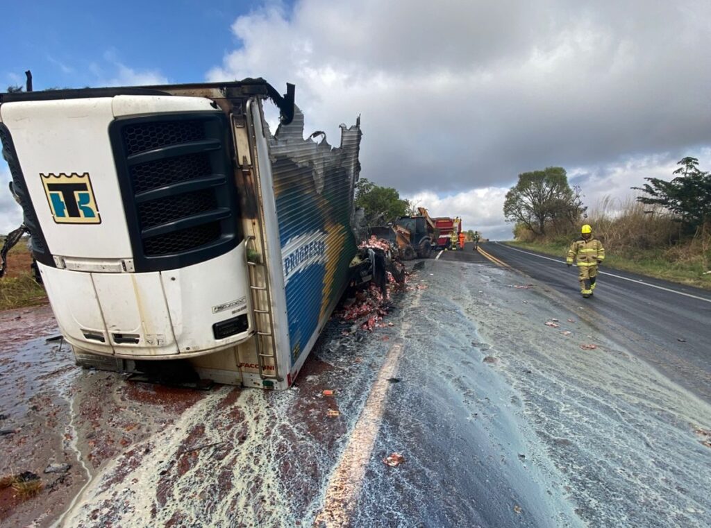 Carreta carregada com leite condensado pega fogo na GO-210, em Caldas Novas