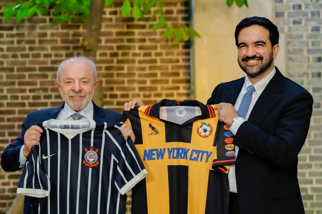 Lula presenteia prefeito de Nova York com a camisa do Corinthians